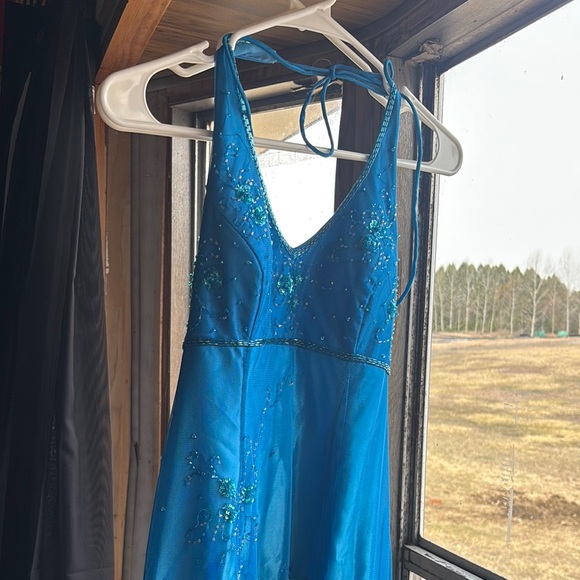 Elegant Blue Halter Dress with Beaded Details - Picture 1 of 3